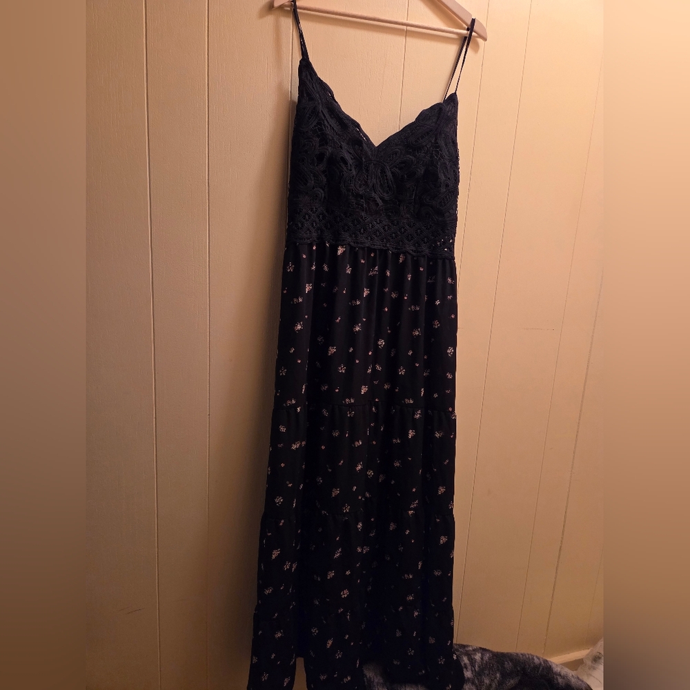 Eclipse Black Floral Beach Cover